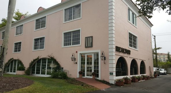 800 Seagate Dr, Naples, FL 34103